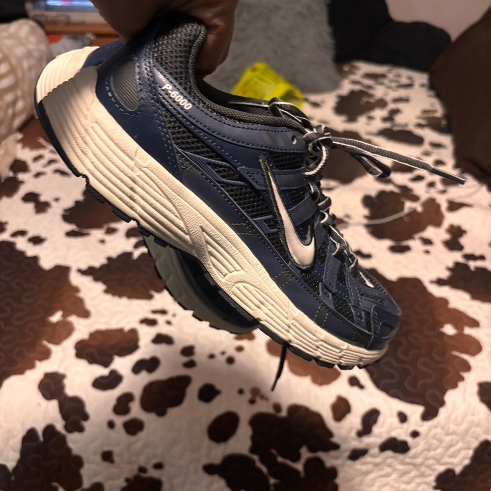 Nike Kids Sneakers in Navy and Cream